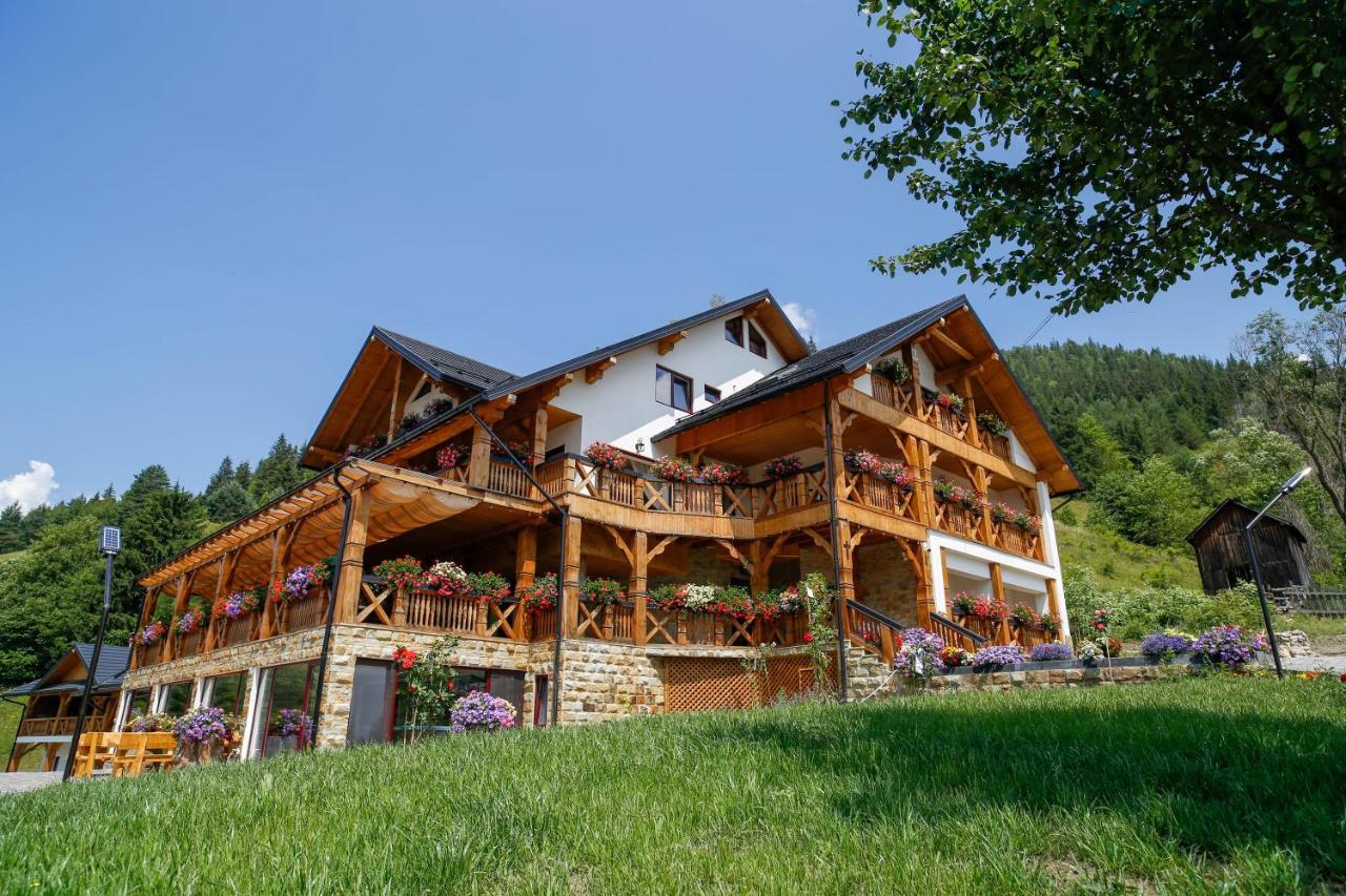 Conacul Baciu Hotel Fundu Moldovei Exterior photo