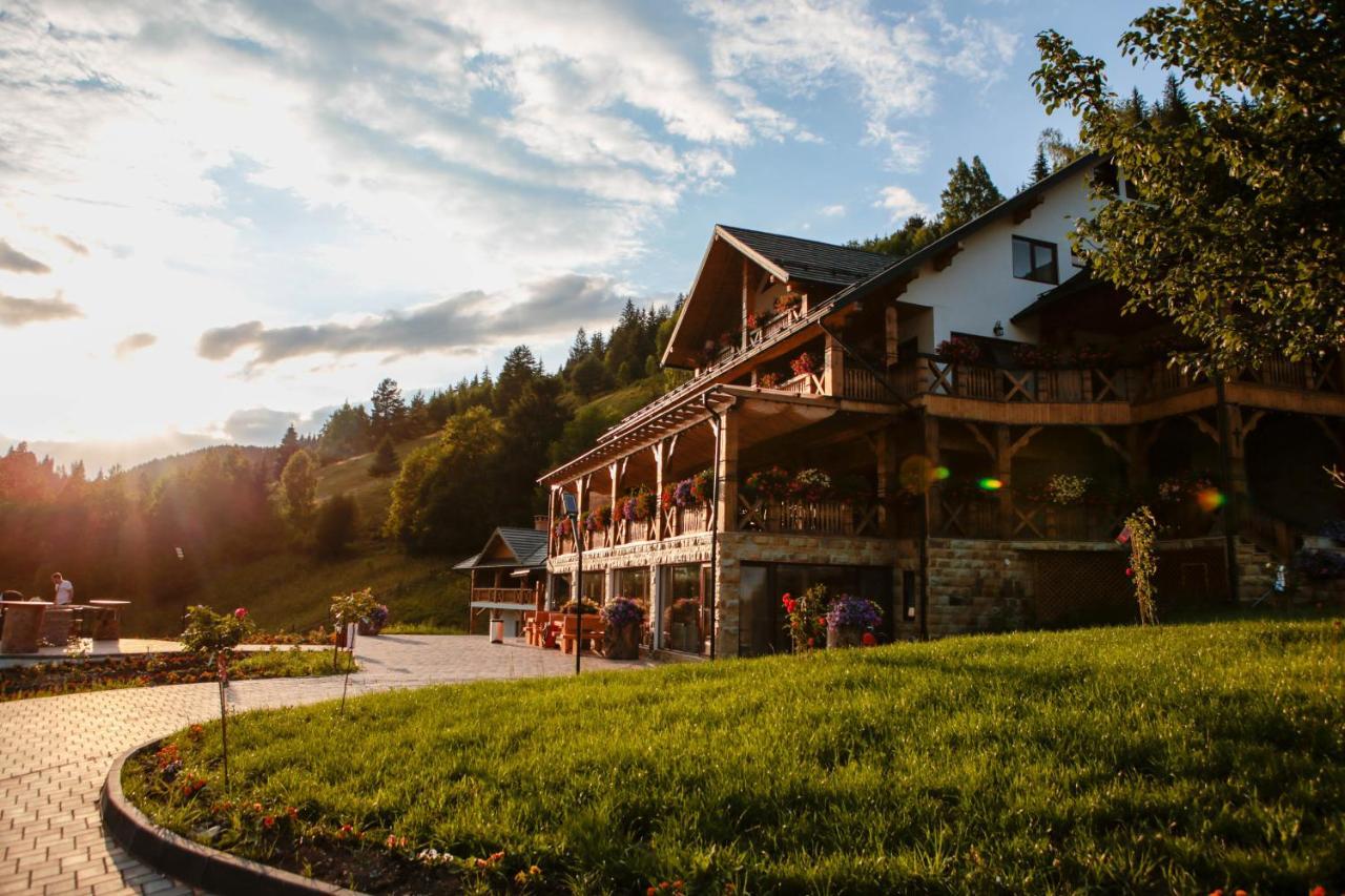 Conacul Baciu Hotel Fundu Moldovei Exterior photo